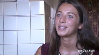 Tanja wrijft buitenshuis over haar harige bosje