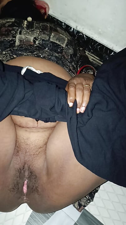 Teman wanita India panas mengongkek ayah tiri saya dengan audio hindi katil