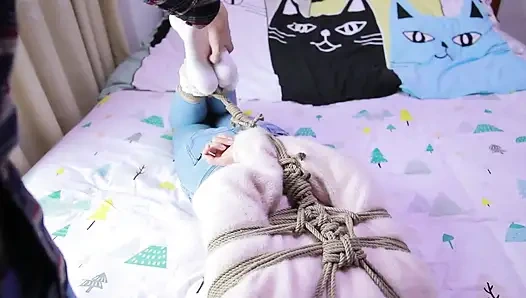 Hui13 - kendala celana jins kurus dan kaus kaki putih