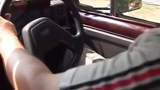 Kusząca niemiecka suka zalana w samochodzie