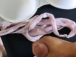Porra na linda calcinha usada encomendada na internet