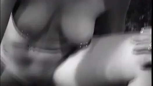 Jilat memek di penjara sambil fingering memek beceknya