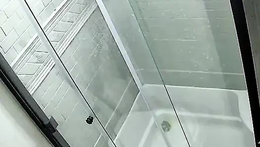 Ich liebe es, seinen schwanz in der dusche nach einem langen harten arbeitstag zu lutschen.
