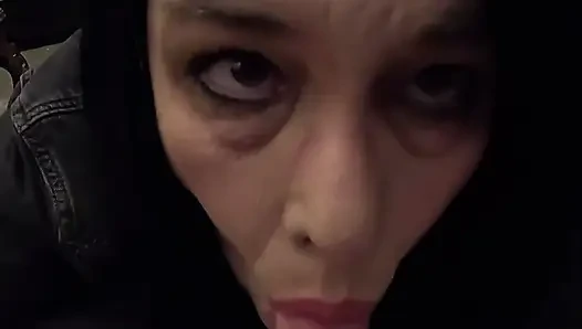 Gotik cadı orta yaşlı seksi kadından sigara içen bir sakso aldığınızı hayal edin
