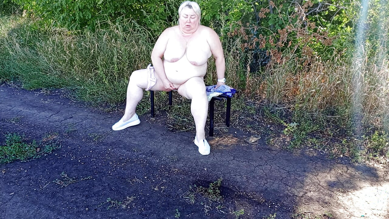 Susjeda u parku se svlači i masturbira do orgazma na klupi