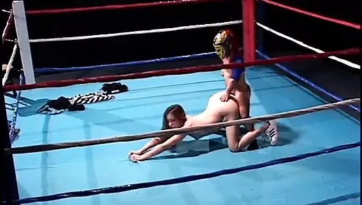 Zwerg-wrestler wird von dem brünetten schätzchen gefickt und geritten