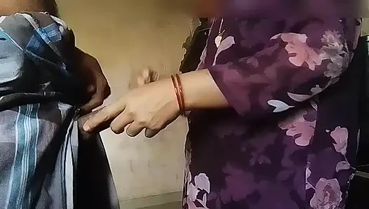 Tamilisches dorfmädchen lutscht den schwanz ihres ehemanns in der küche