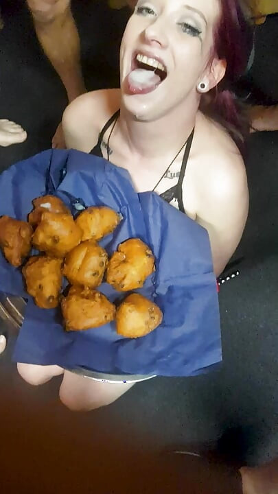 オランダのティーンが新年を精液とオランダのフードスナックで祝う