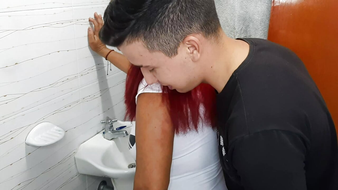 Я смокчу пизду гарячої мілфи