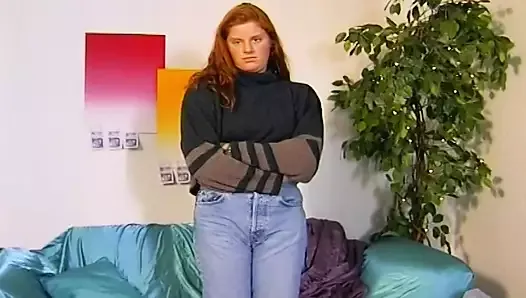 Pulchna niemiecka nastolatka pokazując swoją ogoloną cipkę