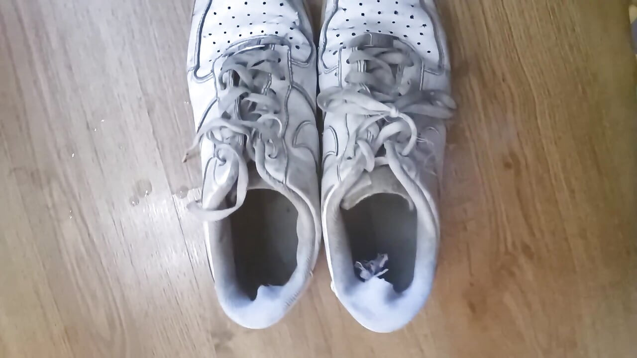 Branlette avec les AF1 d'un pote