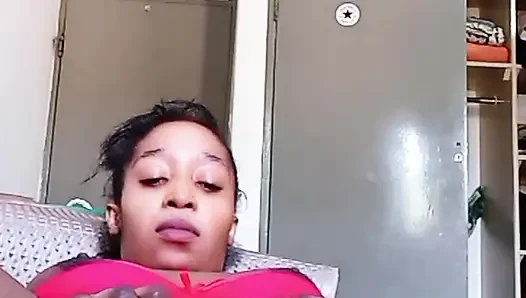 Aku lagi asik nontonin aku di balik jendela