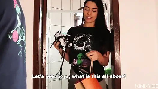 Pembantu nakal ini pengen banget nyepong kontol majikannya! Fablazed