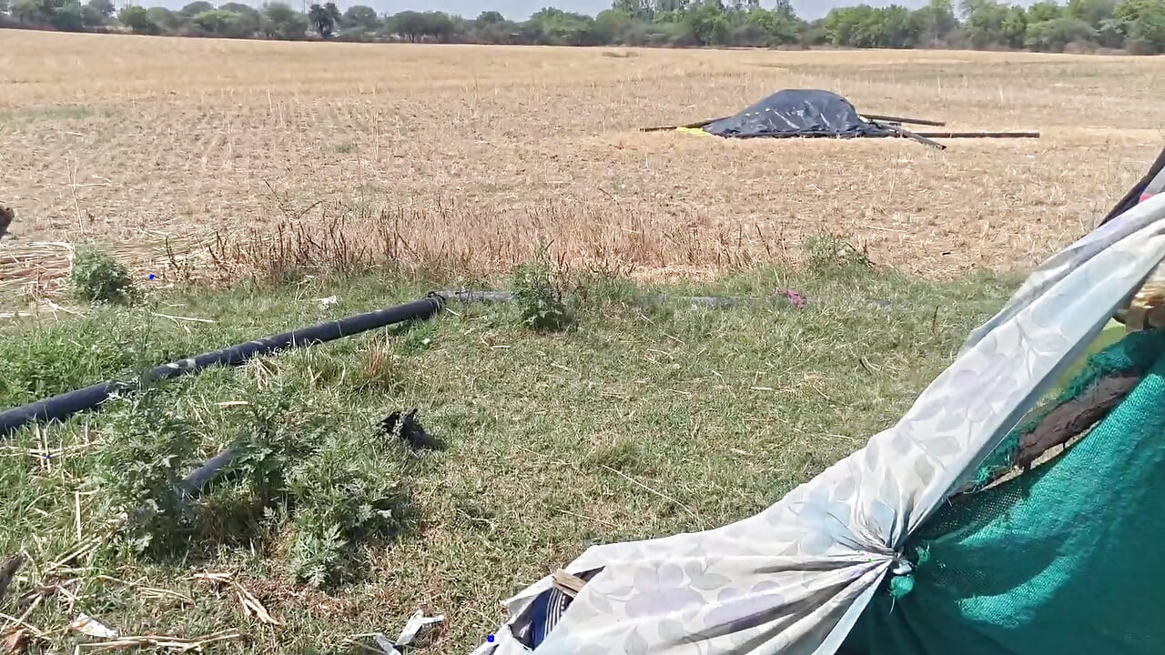 Bhabhi ko field mai kapde dhote samay mud marwai