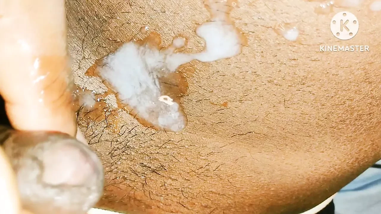Zgodni i zgodni dečko masturbira desi veliki kurac momci masturbiraju