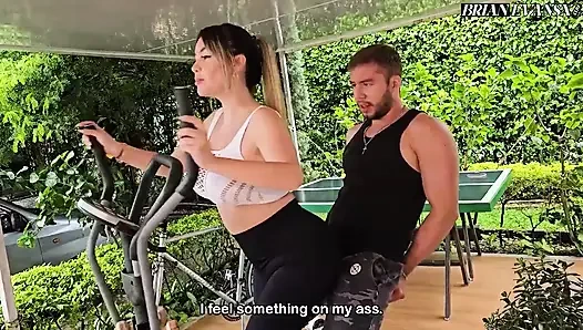 Büyük göğüslü sarışın öğrenci Tatiana Alvarez, fitness antrenörü Brian Evansx ile sevişiyor