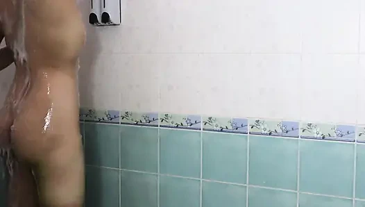 Тайская тинка принимает душ, показывая свои розовые соски и гладкую вагину. Настоящее тайское соло