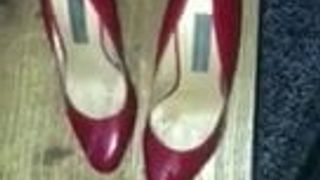 Cumming on wifes red heels