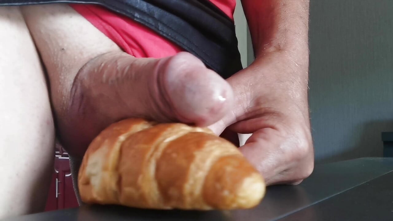 Kontol, air mani, pantat dan croissant Prancis