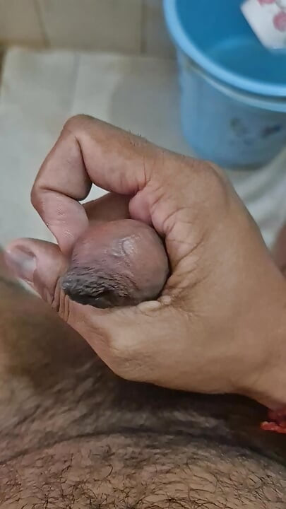 Обнаженное гибкое тело в ванной дрочит в ванной и мастурбирует со скоростью, очень быстрые дрочи и сперма в ванной перед душем