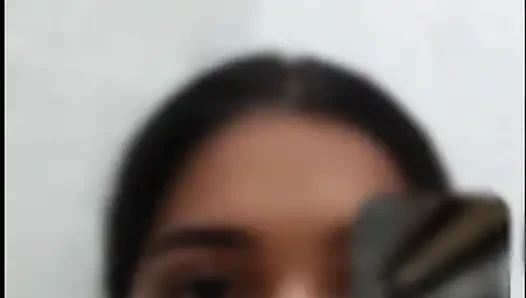 Gadis desa desi fingring di aplikasi whatsa menunjukkan telanjang untuk bf memek ketat xxx video