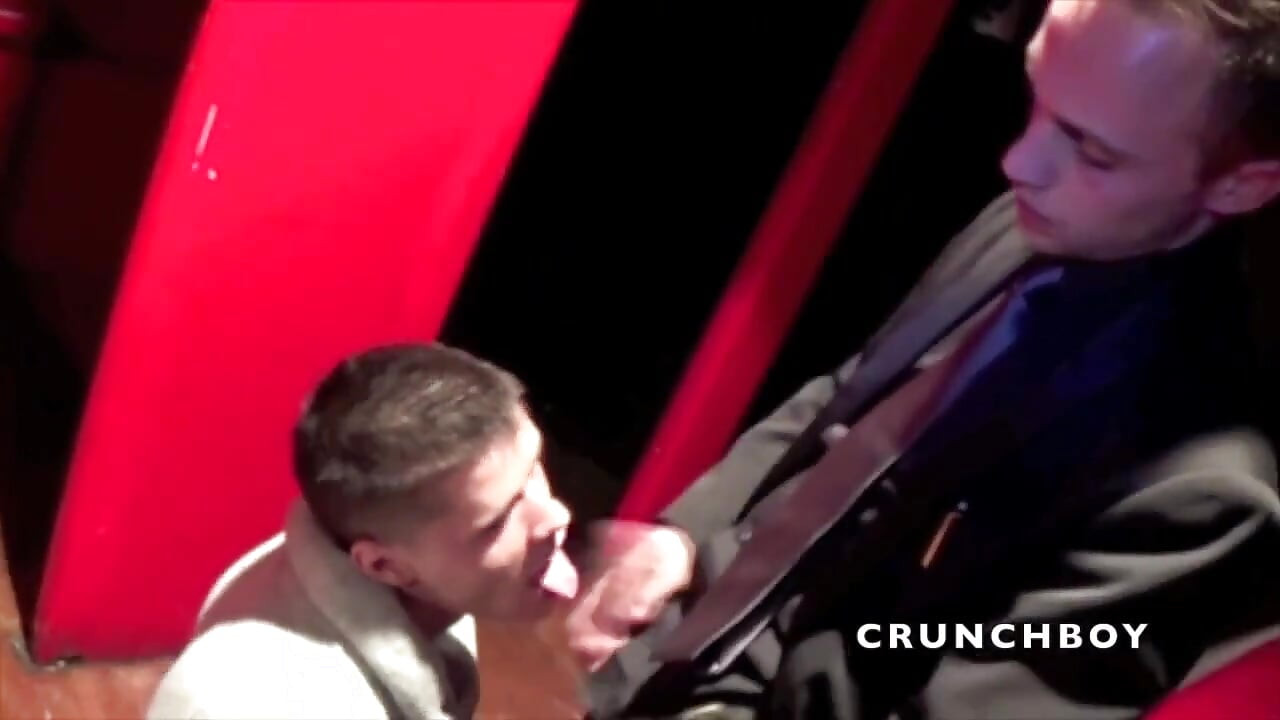 뒷방에서 섹스하는 두 명의 섹시한 트윈크