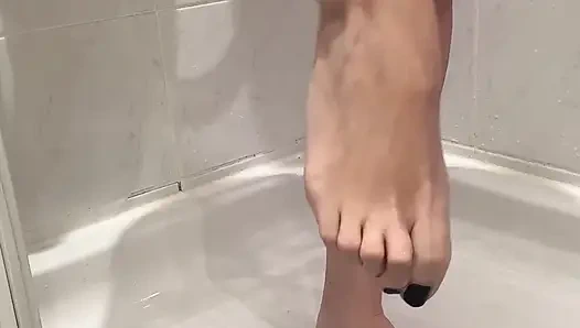 Washing feet for foot lovers