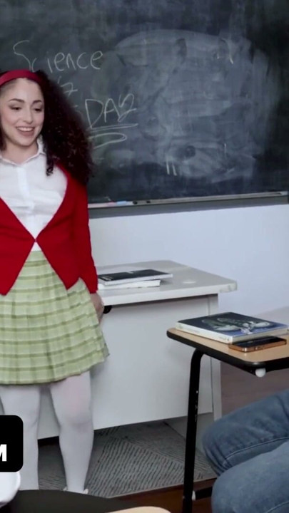Der Liebling der Lehrerin Pixie Smalls wird von den Schulrowdies gefickt | Clip 1