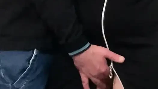 Garip sapık orta yaşlı seksi kadın herkesin içinde amını parmaklıyor