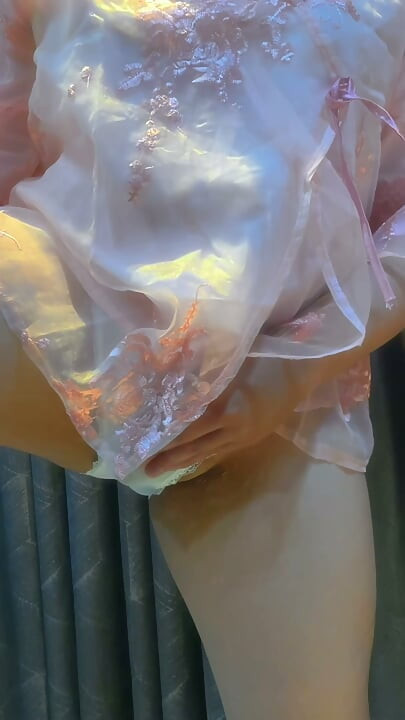 穿着她妈妈的内裤的可爱女郎射精