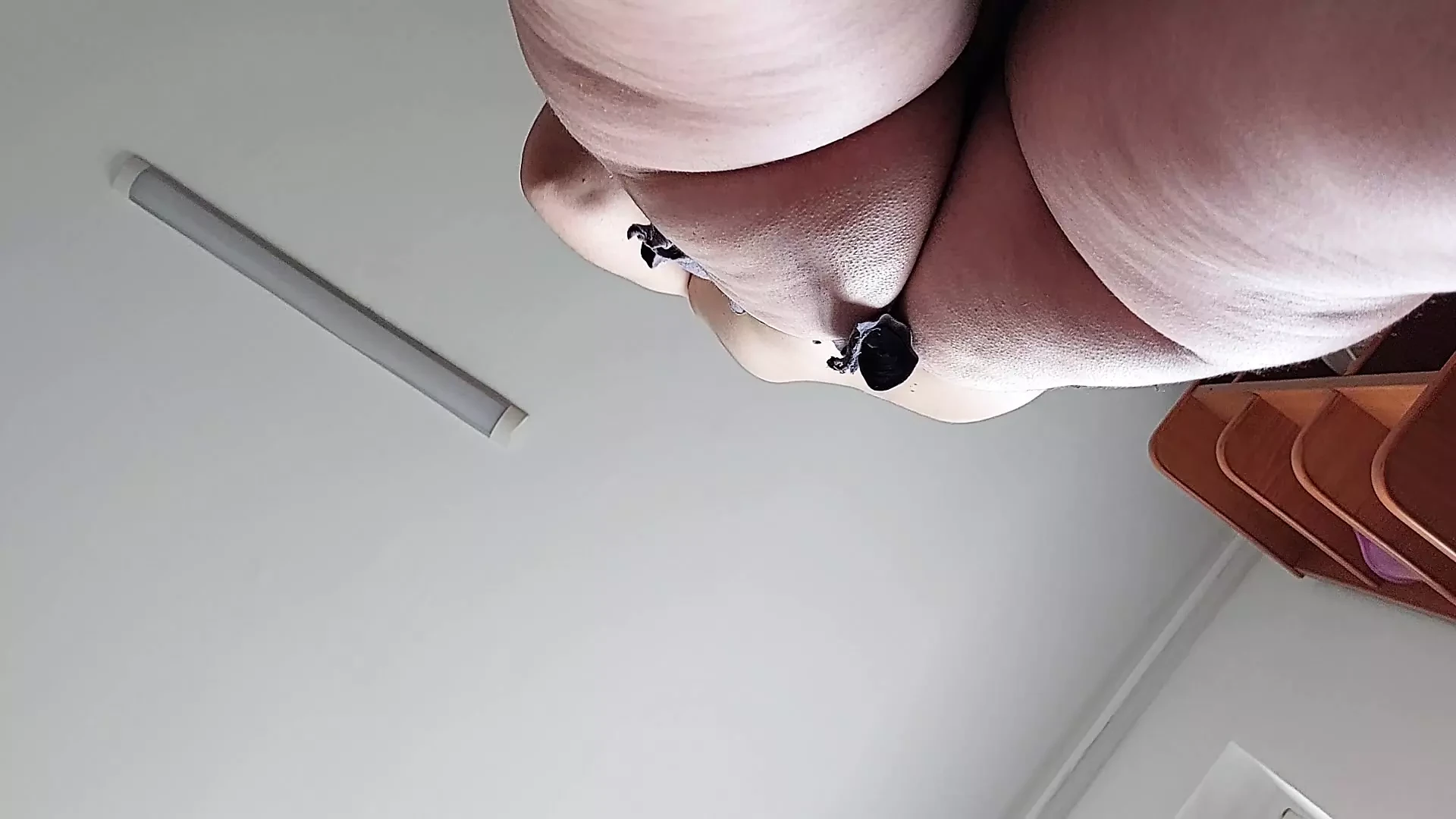Morena buceta peluda prepara o café da manhã nua na cozinha. Mãe sexy limpa a casa nua. Amadora esposa punheta até o orgasmo