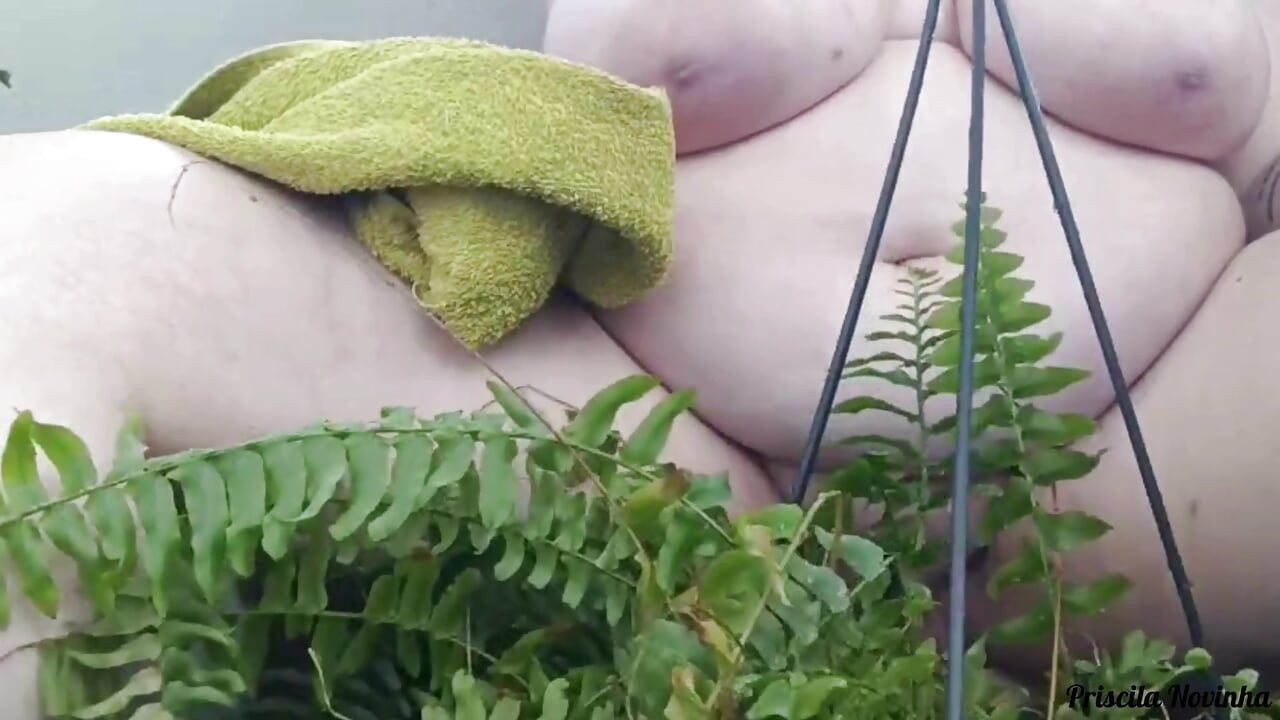Madrastra hace video para el amigo del hijastro enseñando jardinería parte 01