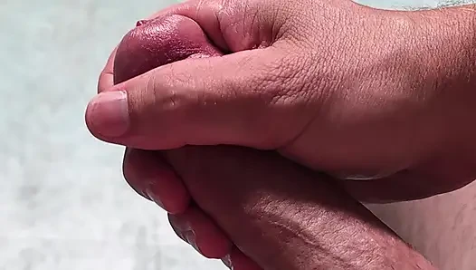 Yavaşça yarağımı okşuyor