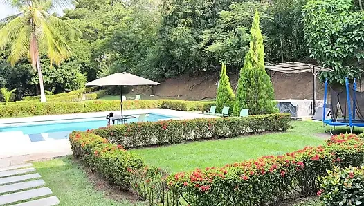 Muskulöser Italiener Begleitet Mich Und Fickt Mich Im Pool, Während Sein Freund Masturbiert Und Uns Beobachtet