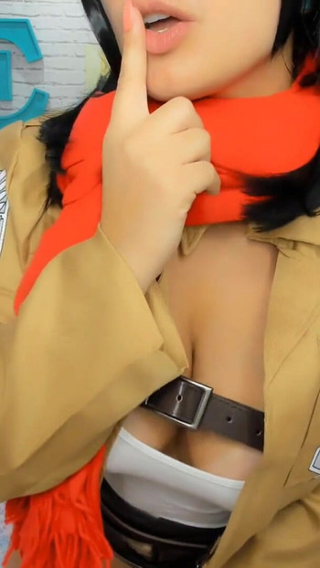 Nezaboravan trenutak iz "Mikasa cosplay latina s velikom guzicom DRKAJ OFF JOI GAME crveno svjetlo PRSTOVANJE GUZICE ANALNO"
