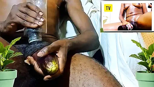 Boşalana kadar ateşli porno videosu izlerken patlıcan ve şişe ile solo mastürbasyon. Gerçek amcıkmış gibi sikişiyor!
