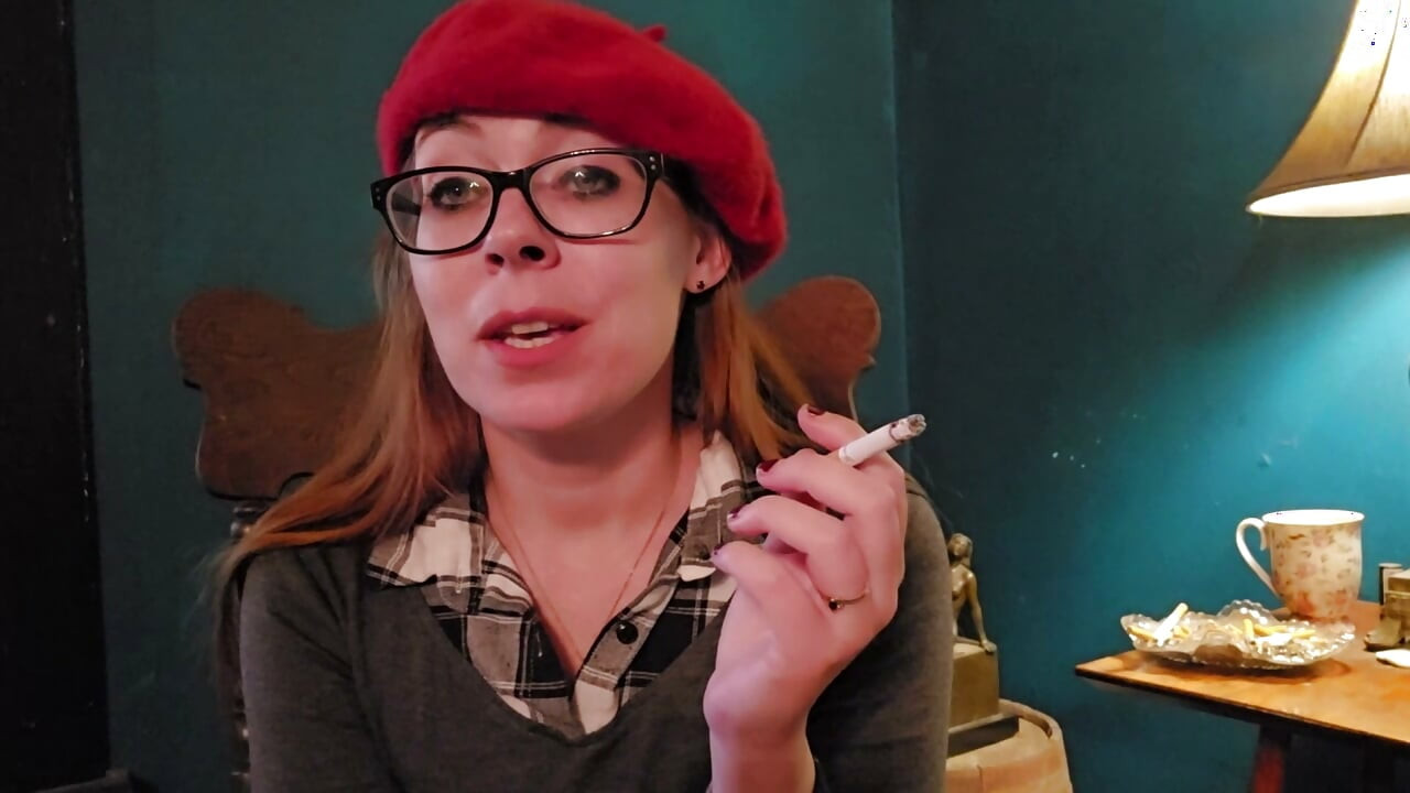 Ms.Thrope fuma e desabafa sobre a sua paixão pelo fetiche de fumar