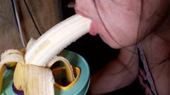 Je suce une banane dans ma bouche mouillée