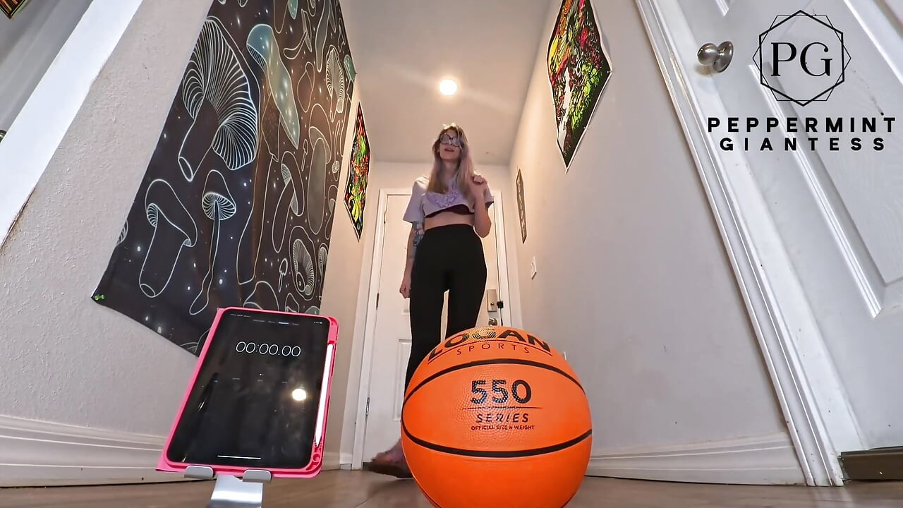 6'7 lange godin eenhandig basketbal uitdaging hoe lang kan deze enorme handen domineren?