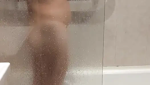 Cızırtılı evli kadın ıslak duş baştan çıkarma ve cam patlaması