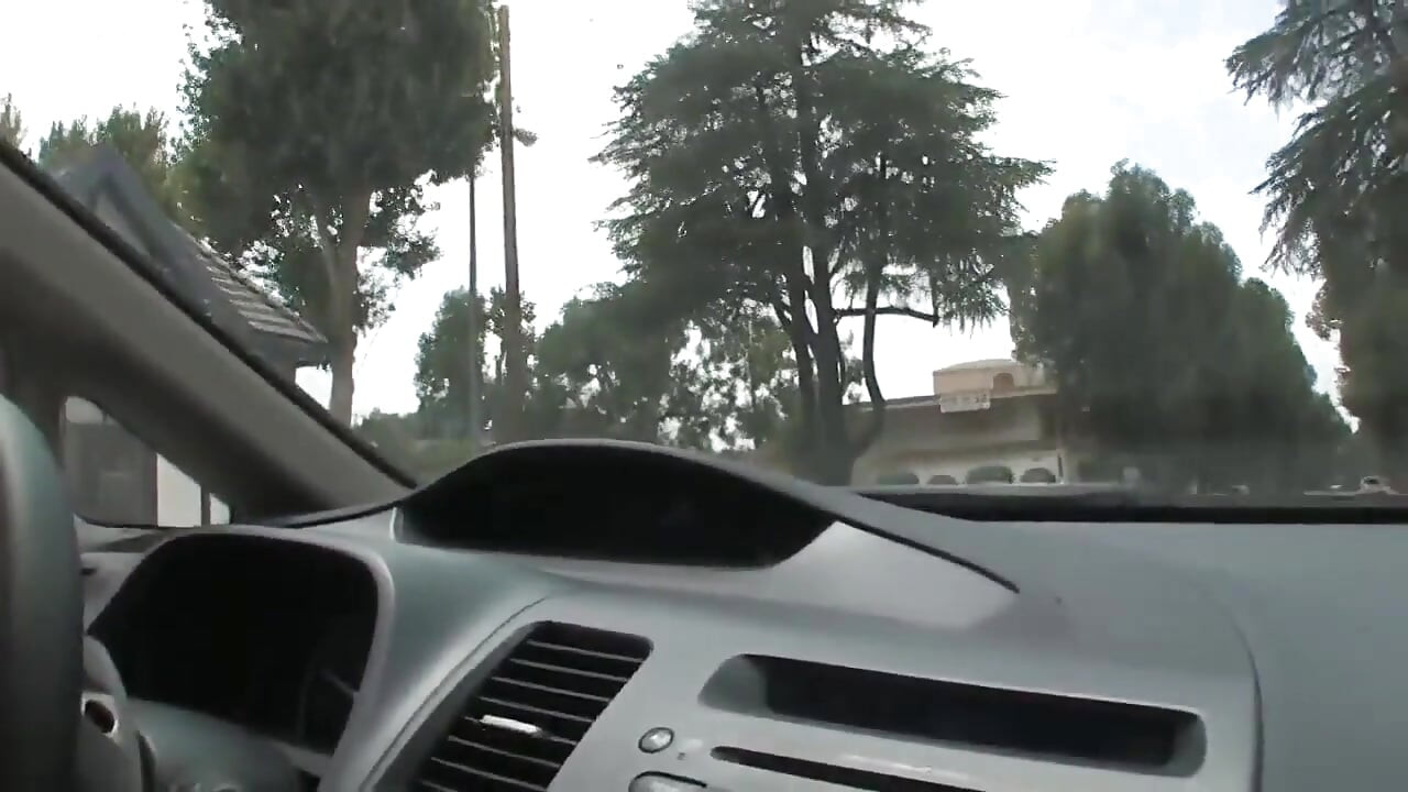 丰满的黑发熟女需要两根鸡巴并被颜射