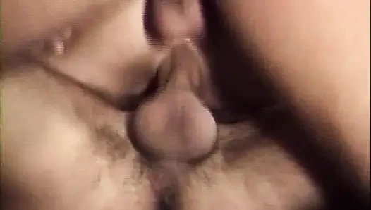 Versaute blonde deutsche MILF reitet zwei schwänze im doppelpenetrations-dreier