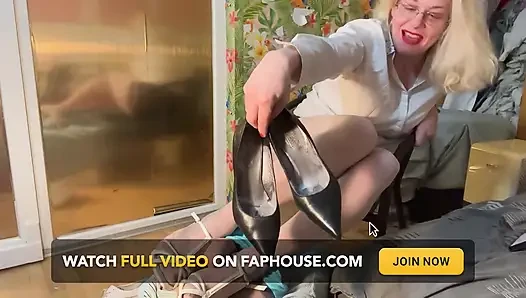 Müde geschäftsfrau entspannen ihre füße auf ihm, beule, zeigt ihre schmutzigen schuhe