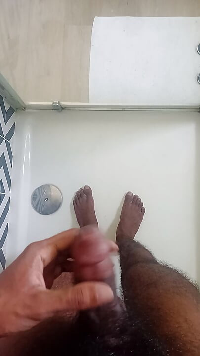 Jim se masturba em um Airbnb e explode uma enorme carga