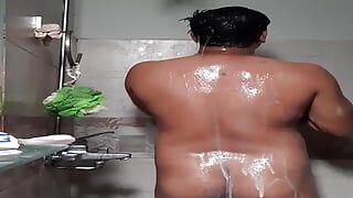 Een jongen naakt dansend onder de douche met grote zeepachtige natte kont