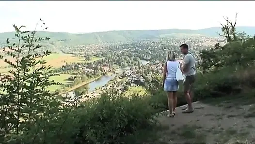 Blondes mädchen mit dicken möpsen in aktion ... sex im freien