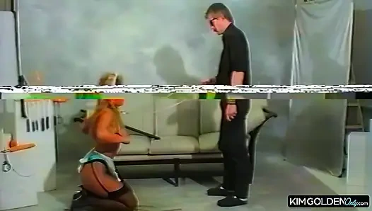 Dominanter Hengst zaehmt devote Rothaarige