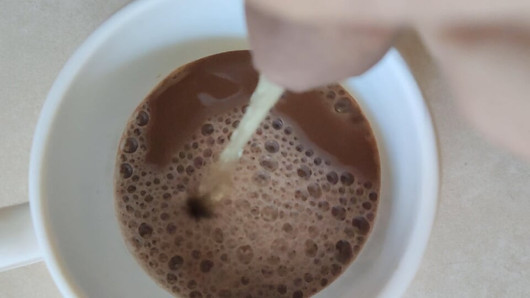 Pissen in schokoladenmilch und pisse, um kaffee zu machen