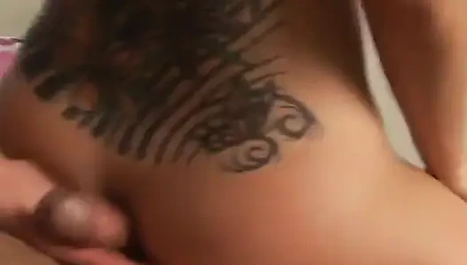 Дрочка задницей от татуированной шлюшки с цветными волосами в видео от первого лица