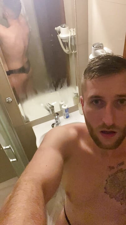 Il ragazzo sta giocando nella doccia